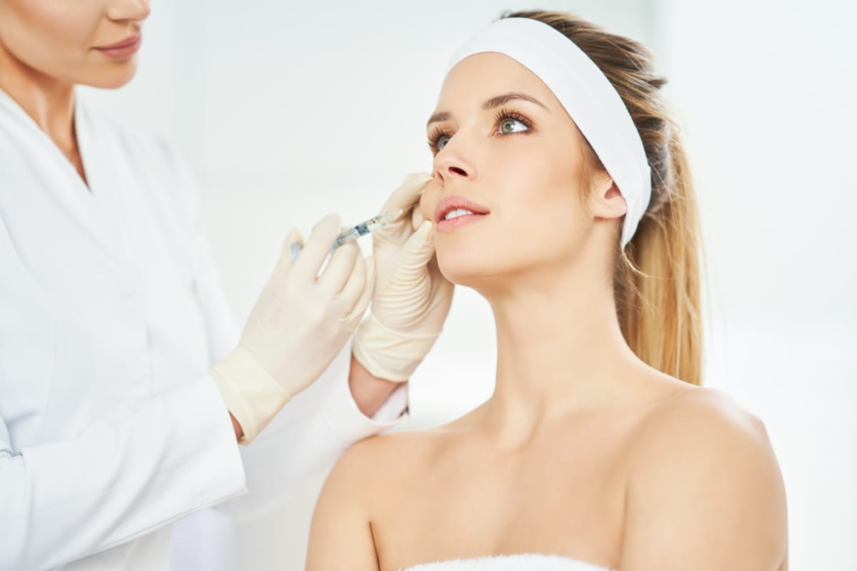 Acidul hialuronic – soluția ideală pentru un ten tânăr și strălucitor